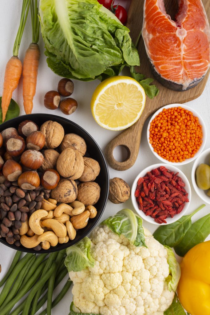 Mesa com vários alimentos saudáveis e coloridos