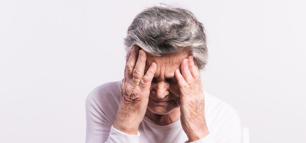 mulher-idosa-enfrentando-doenca-de-alzheimer