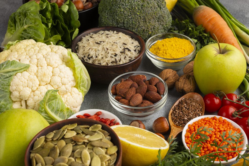 foto com variedade de legumes e especiarias